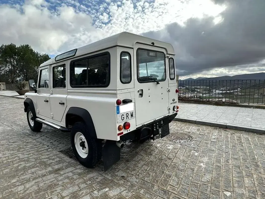 Usado Land Rover Defender 122 CV (89 kW) 2009 Blanco Familiar
