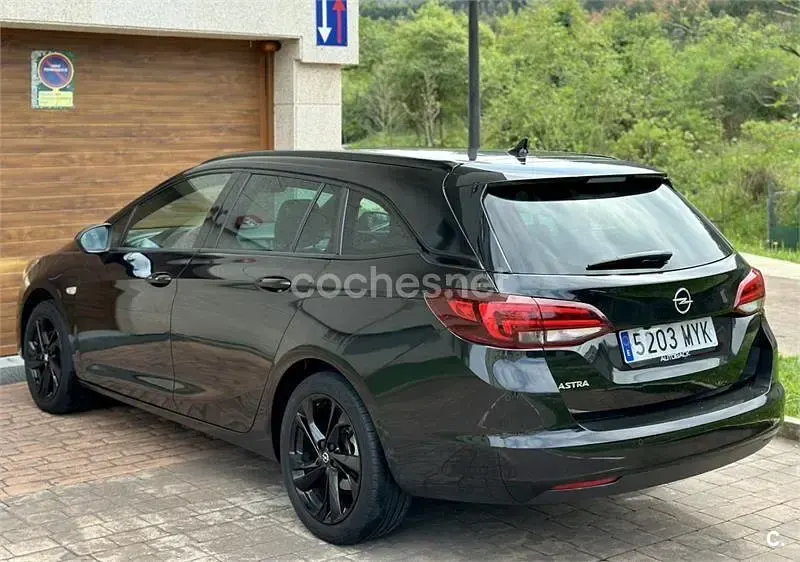 Usado Opel Astra Ultimate 122 CV (89 kW) 2021 Negro Familiar