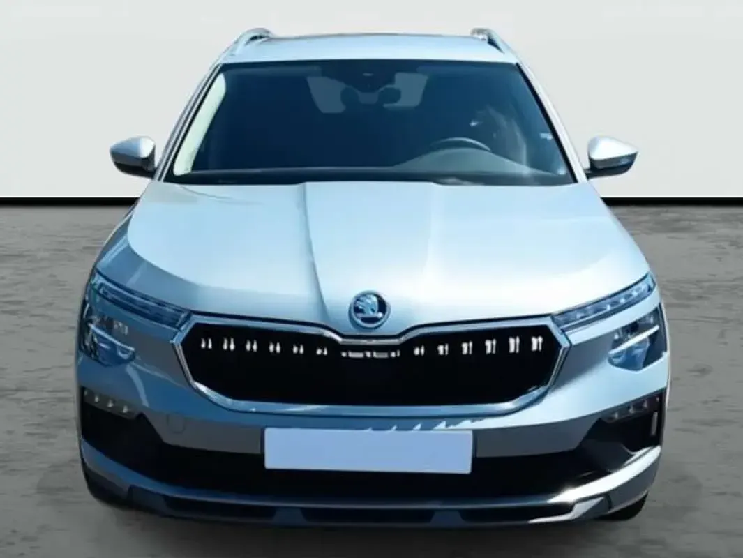 Usado Skoda Kamiq Selection 116 CV (85 kW) 2026 Plateado SUV