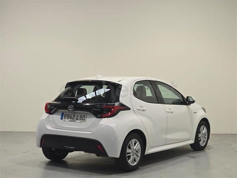 Usado Toyota Yaris Hybrid Active 116 CV (85 kW) 2021 Blanco Berlina