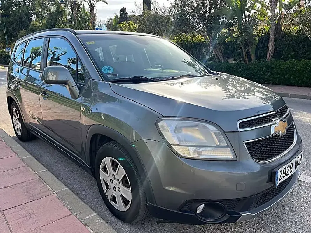 Usado Chevrolet Orlando LTZ 141 CV (103 kW) 2011 Gris Monovolumen