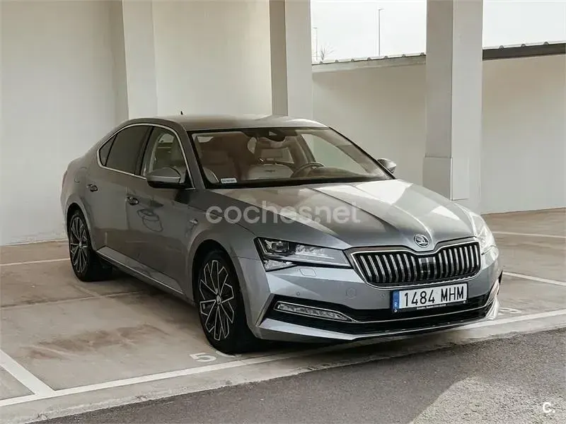 Usado Skoda Superb 190 CV (139 kW) 2019 Gris / plata Berlina