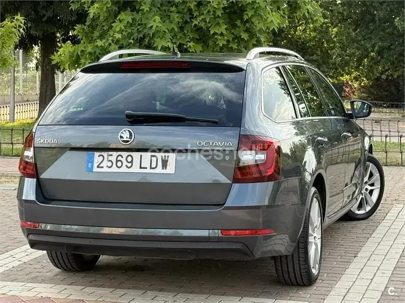 Usado Skoda Octavia Style 115 CV (84 kW) 2020 Gris / plata Berlina