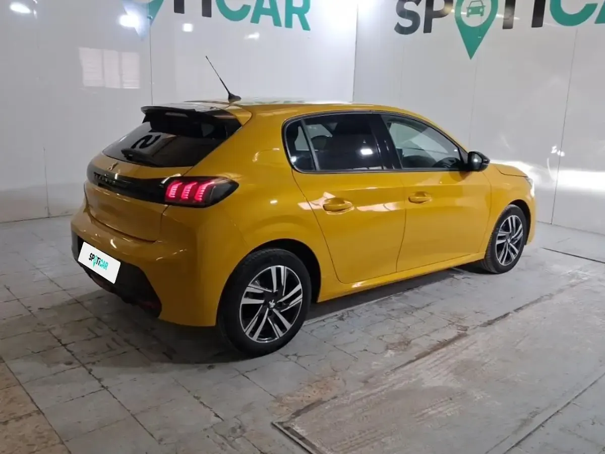 Usado Peugeot 208 Allure 100 CV (73 kW) 2023 Dorado Utilitario