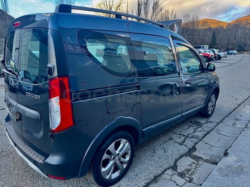 Usado Dacia Dokker Ambiance 100 CV (73 kW) 2017 Gris / plata Monovolumen