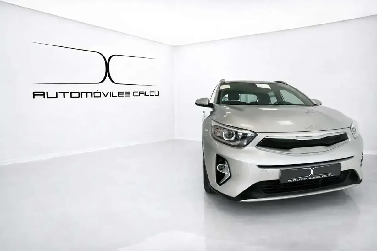 Usado Kia Stonic 101 CV (74 kW) 2024 Plateado SUV
