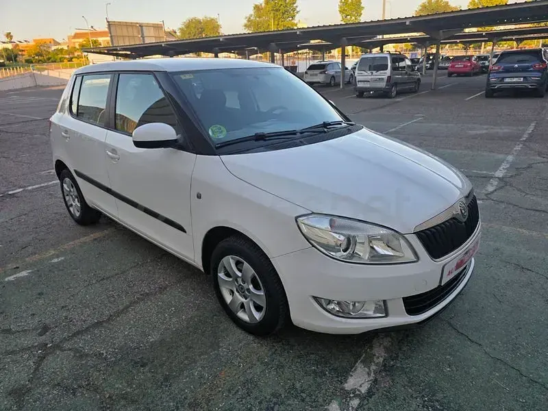 Usado Skoda Fabia Ambition 60 CV (44 kW) 2013 Blanco Berlina