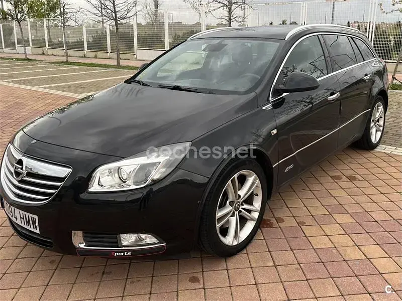 Usado Opel Insignia Sportive 195 CV (143 kW) 2012 Negro Familiar