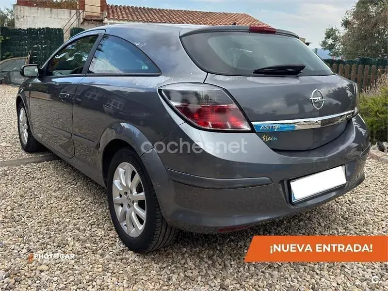 Usado Opel Astra GTC Enjoy 105 CV (77 kW) 2006 Gris / plata Berlina