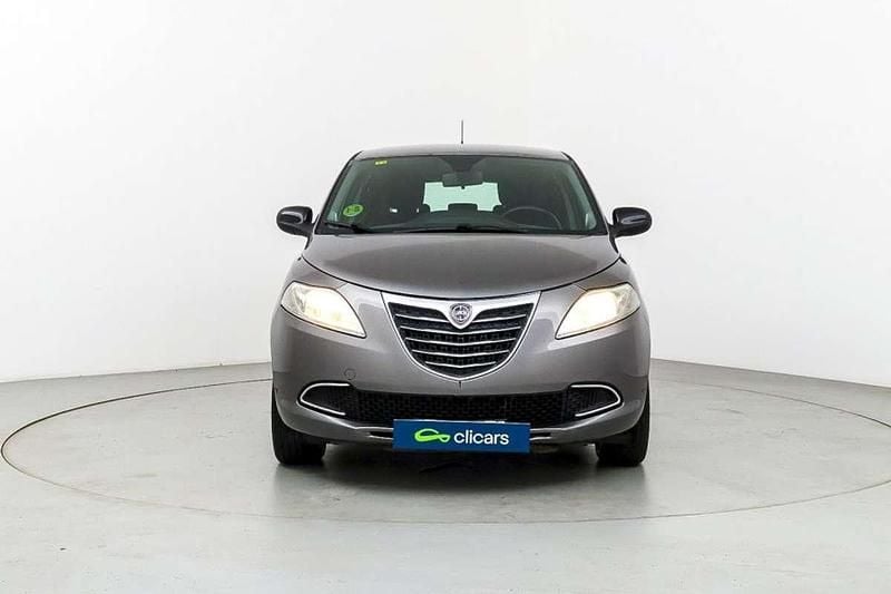 Usado Lancia Ypsilon Gold 69 CV (50 kW) 2014 Gris Utilitario