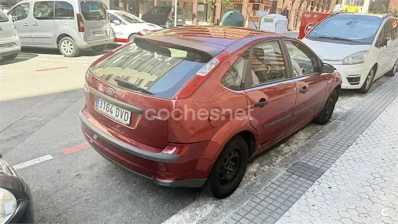 Usado Ford Focus Ghia 109 CV (80 kW) 2006 Granate Berlina