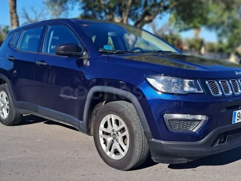 Usado Jeep Compass Sport 140 CV (102 kW) 2019 Gris / plata SUV