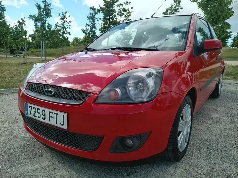 Usado Ford Fiesta 70 CV (51 kW) 2007 Rojo Utilitario
