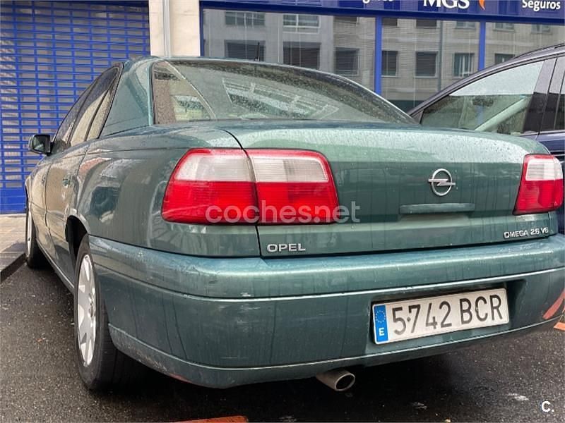 Usado Opel Omega Elegance 180 CV (132 kW) 2000 Verde Berlina