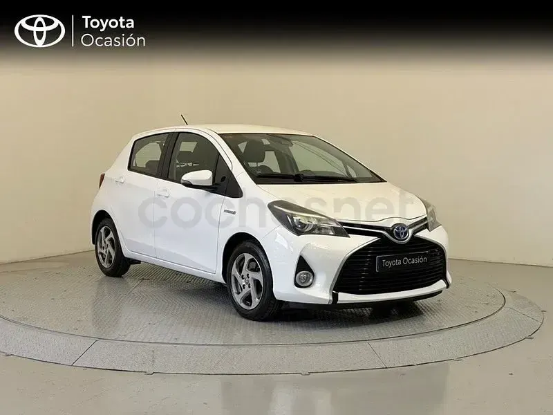 Usado Toyota Yaris Hybrid Active 100 CV (73 kW) 2017 Blanco Berlina