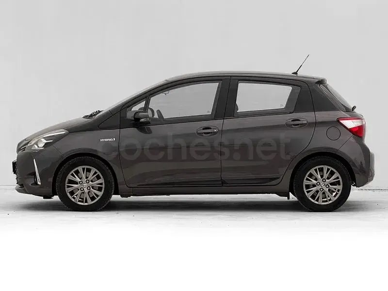 Usado Toyota Yaris Hybrid 100 CV (73 kW) 2017 Gris / plata Berlina