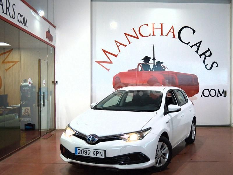 Usado Toyota Auris Hybrid Business Edition 136 CV (100 kW) 2018 Blanco Berlina