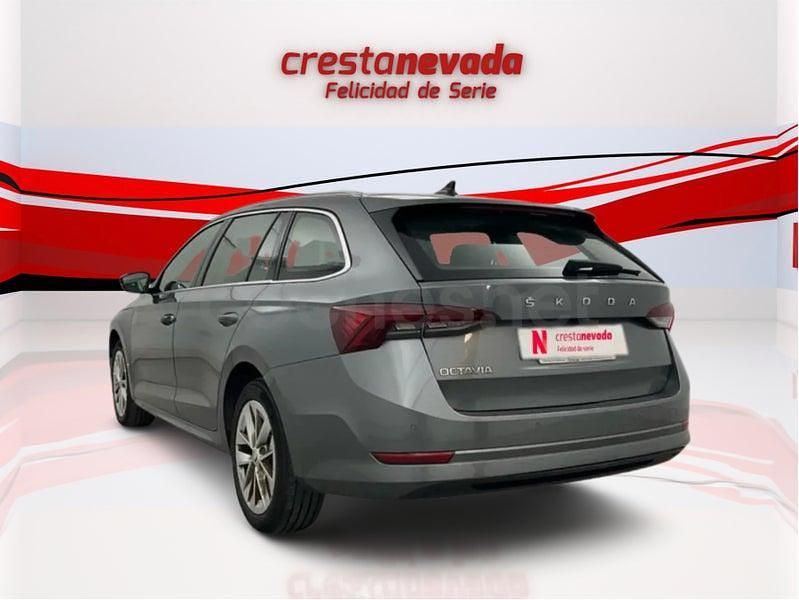 Usado Skoda Octavia Selection 150 CV (110 kW) 2023 Gris / plata Familiar