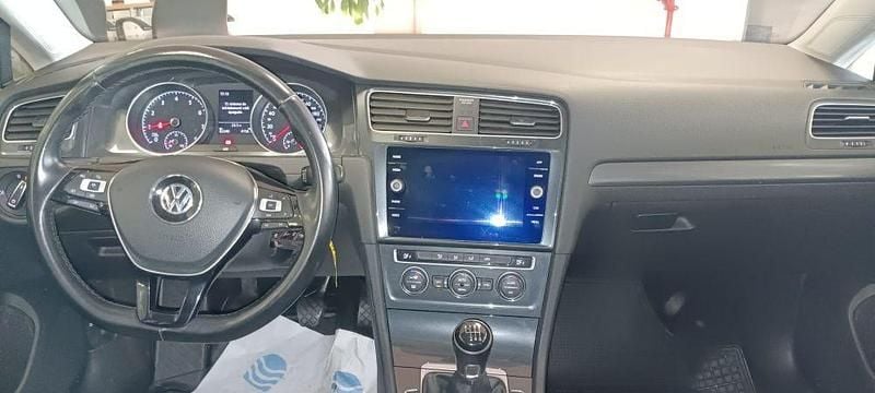 Usado VW Golf VII 115 CV (84 kW) 2019 Rojo tornado Utilitario