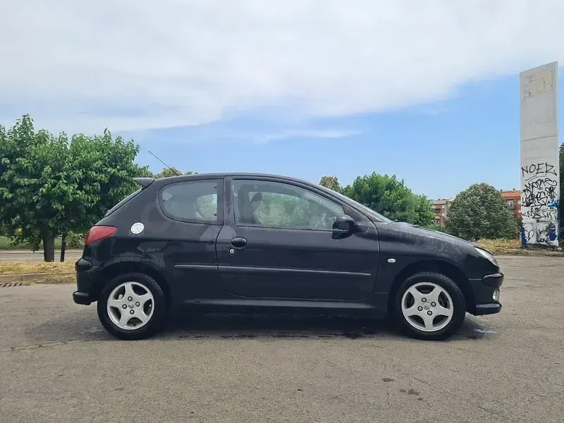Usado Peugeot 206 70 CV (51 kW) 2009 Negro Berlina