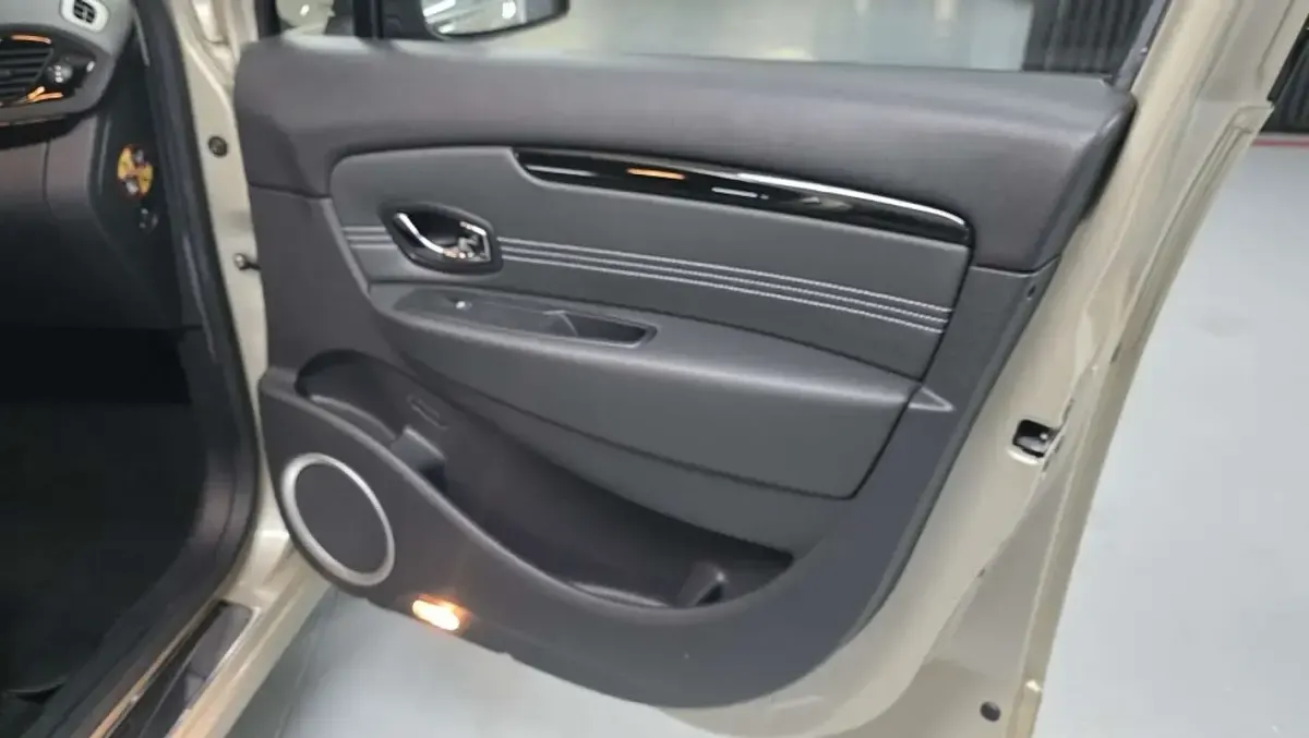 Usado Renault Grand Scénic III Dynamique 131 CV (96 kW) 2012 Monovolumen