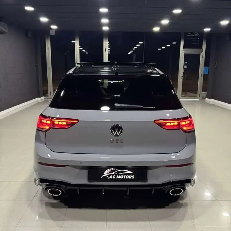 Usado VW Golf VIII GTI 300 CV (220 kW) 2025 Gris Utilitario