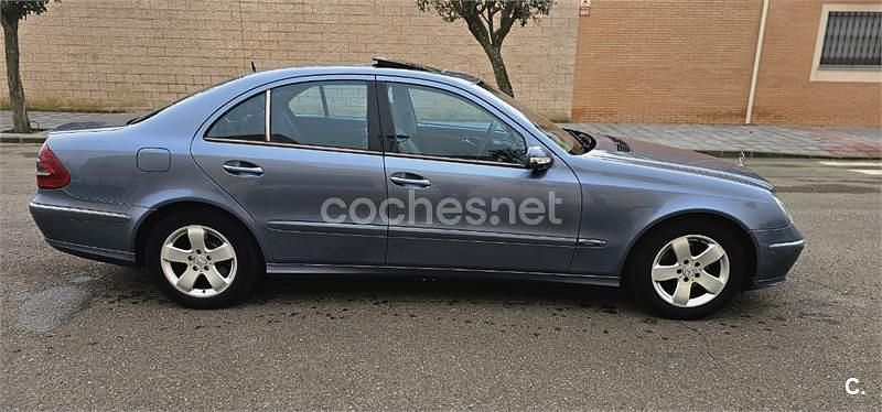 Usado Mercedes E270 Avantgarde 170 CV (125 kW) 2004 Azul Familiar