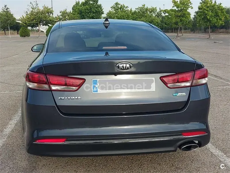 Usado Kia Optima 141 CV (103 kW) 2016 Gris / plata Berlina