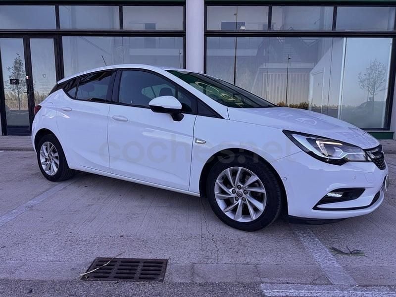 Usado Opel Astra Selective 110 CV (80 kW) 2019 Blanco Berlina
