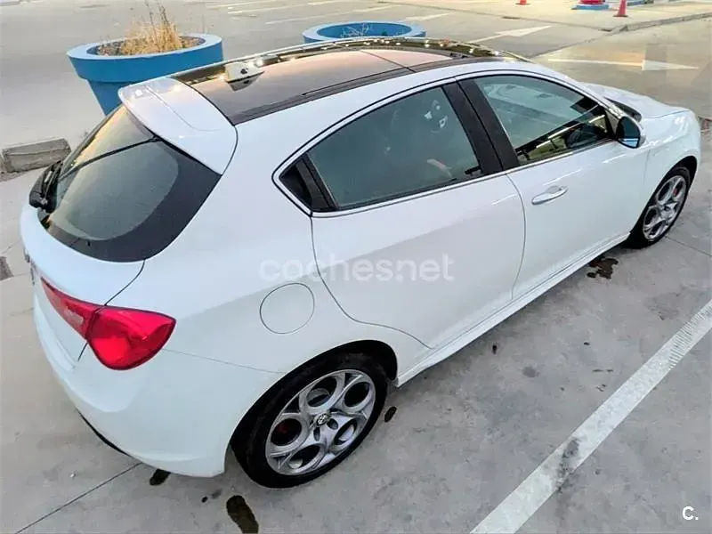 Usado Alfa Romeo Giulietta Distinctive 120 CV (88 kW) 2011 Blanco Utilitario