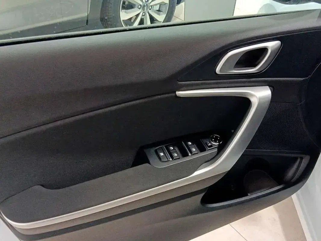 Usado Kia Ceed 101 CV (74 kW) 2025 Blanco Utilitario