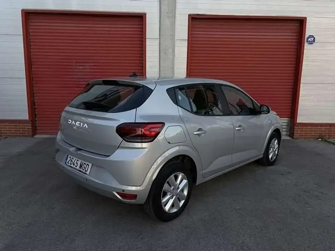 Usado Dacia Sandero Expression 91 CV (66 kW) 2023 Gris Utilitario