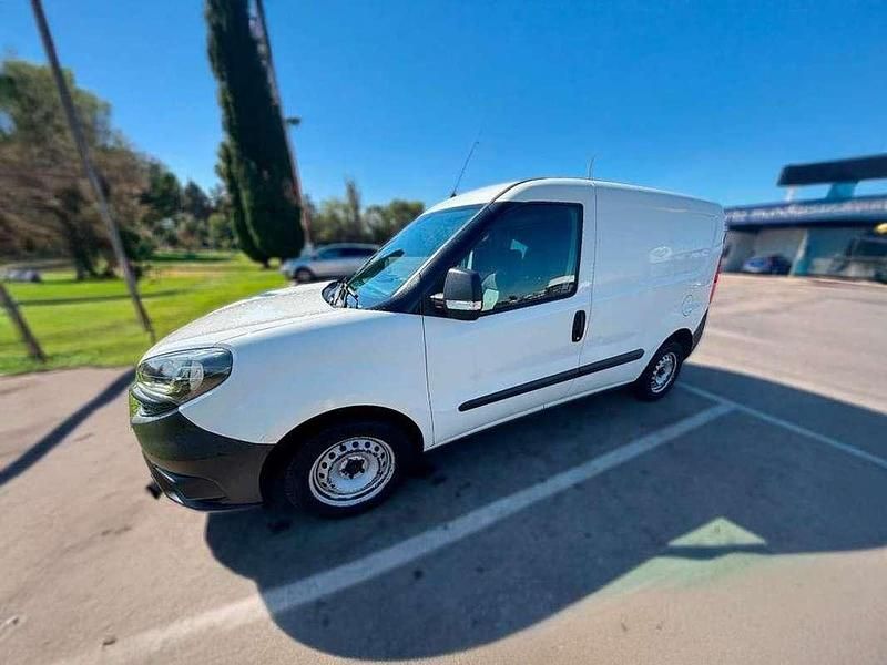 Usado Fiat Doblò 95 CV (69 kW) 2019 Blanco Monovolumen
