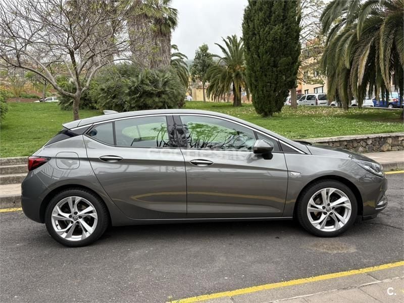 Gris / plata Usado 2017 Opel Astra Dynamic Berlina | 8700 € (Buen precio) - Imagen 1/4
