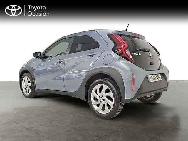 Usado Toyota Aygo X Play 72 CV (52 kW) 2025 Gris / plata SUV