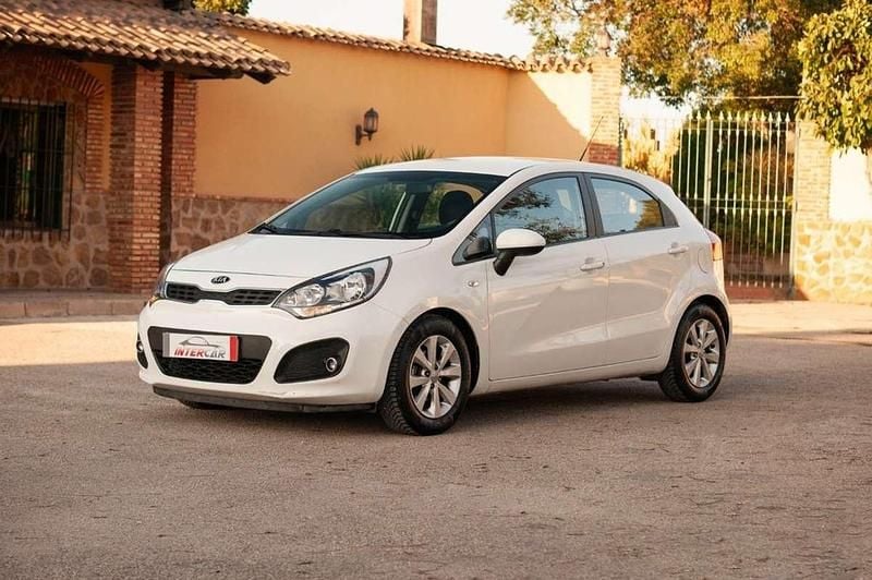 Käytetty Kia Rio 84 HP (61 kW) 2015 Valkoinen Viistoperä