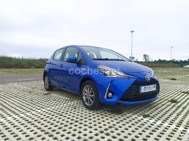 Usado Toyota Yaris Hybrid Active 100 CV (73 kW) 2018 Azul Berlina