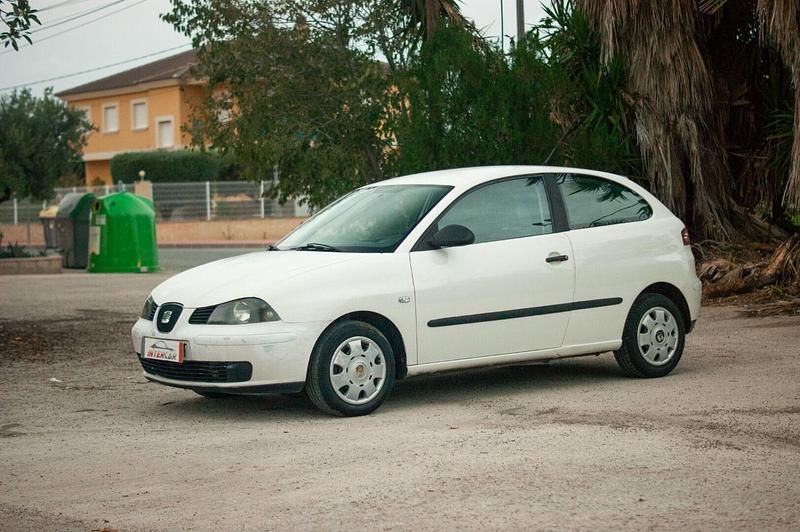 Usado Seat Ibiza Stella 75 CV (55 kW) 2002 Gris Utilitario