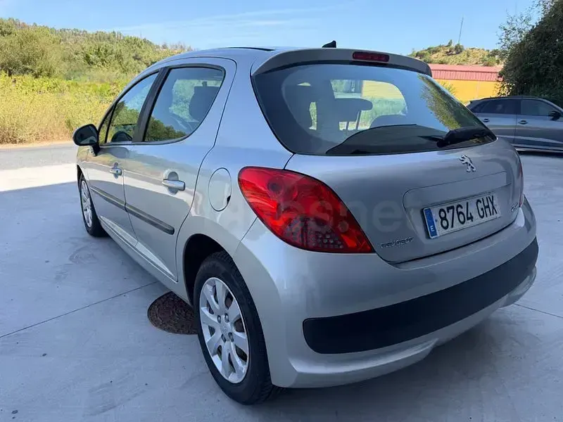 Usado Peugeot 207 75 CV (55 kW) 2008 Gris / plata Berlina
