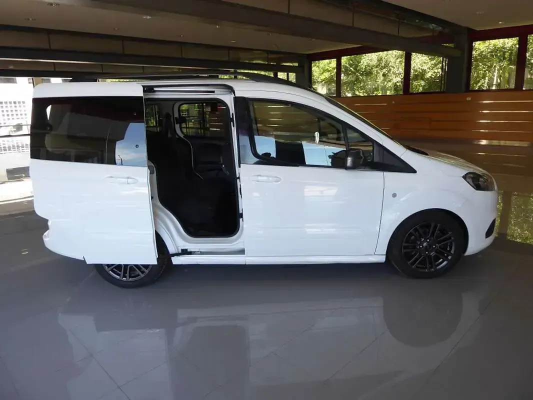 Usado Ford Tourneo Sport 101 CV (74 kW) 2021 Blanco Van