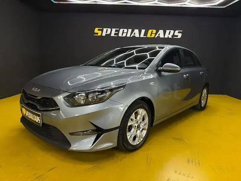 Usado Kia Ceed 100 CV (73 kW) 2022 Gris / plata Utilitario
