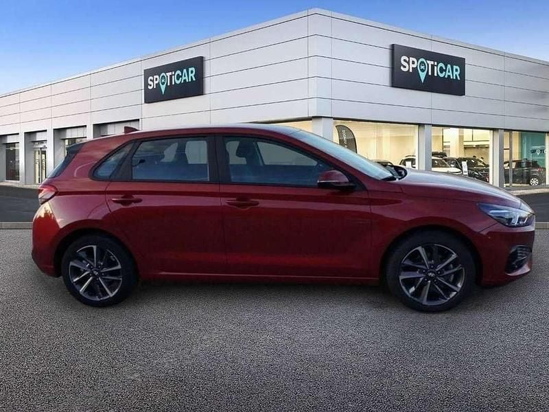 Usado Hyundai i30 110 CV (80 kW) 2023 Rojo Utilitario