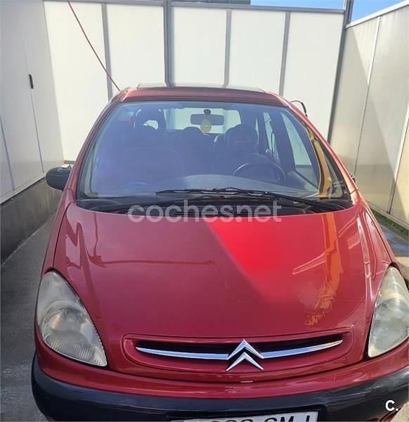 Usado Citroën Xsara Picasso Exclusive 90 CV (66 kW) 2004 Rojo Monovolumen