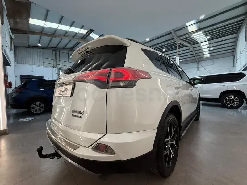 Usado Toyota RAV4 Hybrid Advance 197 CV (144 kW) 2017 Blanco SUV