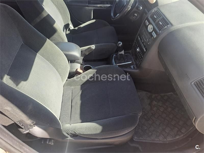 Usado Ford Mondeo Trend 130 CV (95 kW) 2005 Beige Berlina