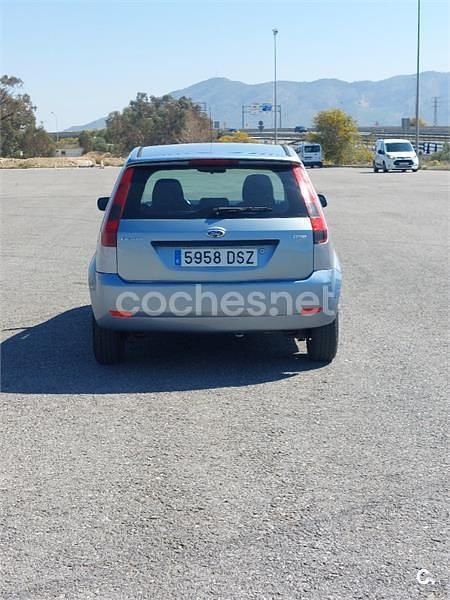 Usado Ford Fiesta Trend 90 CV (66 kW) 2005 Gris / plata Utilitario