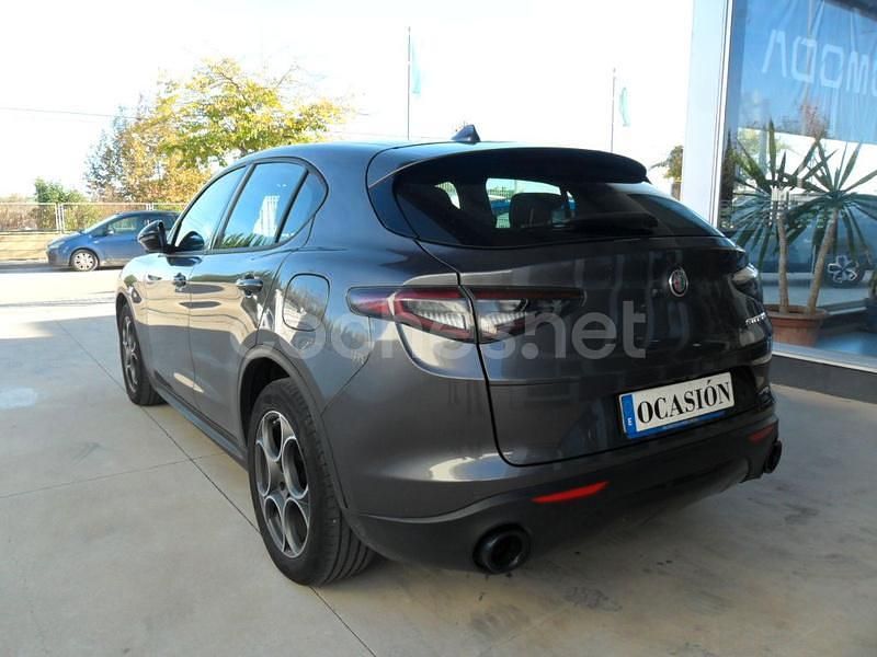 Usado Alfa Romeo Stelvio Sprint 160 CV (117 kW) 2023 Gris / plata SUV