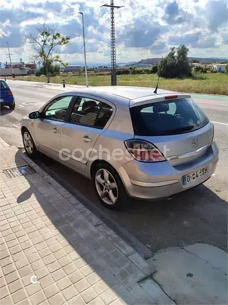 Usado Opel Astra Sport 105 CV (77 kW) 2008 Gris / plata Berlina