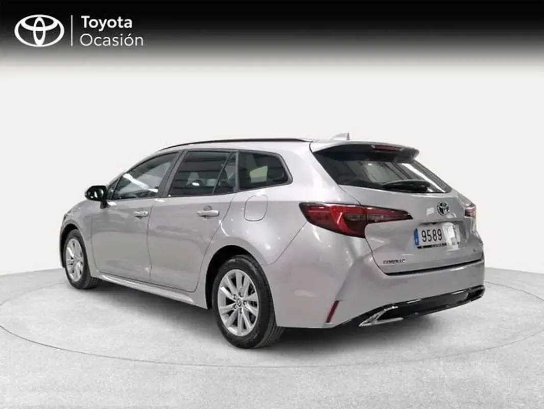 Usado Toyota Corolla Active 140 CV (102 kW) 2025 Plateado Familiar