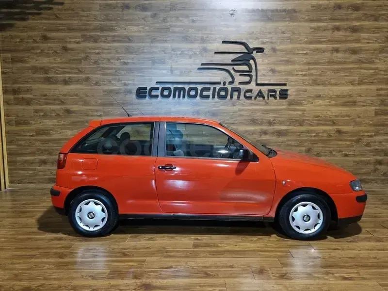 Usado Seat Ibiza 75 CV (55 kW) 2000 Rojo Utilitario